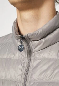 EA7 Emporio Armani Jacket - Gewatteerde Jas - Grigio Chiaro 13 EA7 Emporio Armani Jacket - Gewatteerde Jas - Grigio Chiaro -ZALANDO WINKEL 03e0917e231349a69df979b7af0e760e