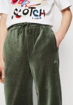 Sean John Script Logo Essential Trackpants - Trainingsbroek - Olive 13 Sean John Script Logo Essential Trackpants - Trainingsbroek - Olive -ZALANDO WINKEL 04ae82fb45b54658907ee32710ea0092