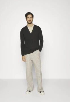 Selected Homme Slhberg V Neck Cardigan - Vest - Black -ZALANDO WINKEL 04f193edb84c4ac6a1d1943bcf90587c