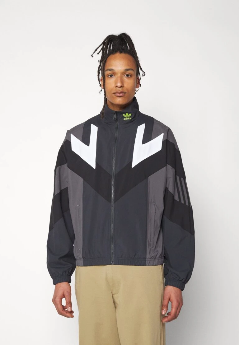 Voorkant -ZALANDO WINKEL 0bbf8d25fd06422194cd8bbe9acfb0d1 768x1109 1