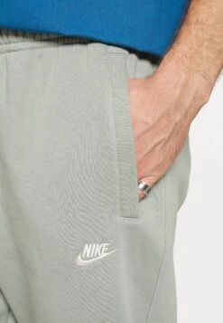 Nike Sportswear Club Pant - Trainingsbroek - Mica Green 15 Nike Sportswear Club Pant - Trainingsbroek - Mica Green -ZALANDO WINKEL 1e9e46b9e24b464ebaeb8294818257fa