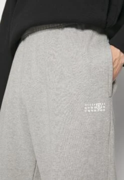 MM6 Maison Margiela Pants - Trainingsbroek - Grey Melange 15 MM6 Maison Margiela Pants - Trainingsbroek - Grey Melange -ZALANDO WINKEL 204c35dbaae84ce2bcf13e6c2cafd4f6