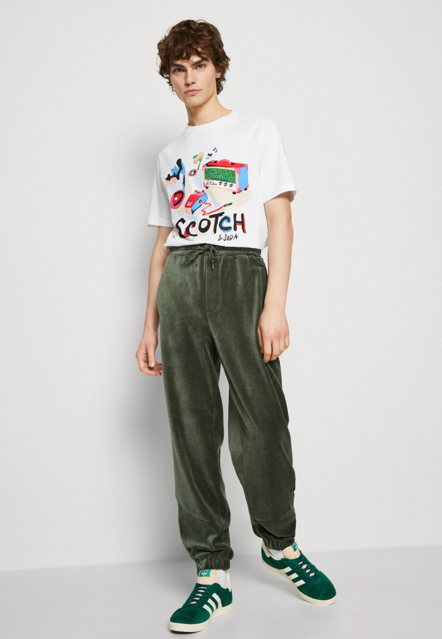Sean John Script Logo Essential Trackpants - Trainingsbroek - Olive 6 Sean John Script Logo Essential Trackpants - Trainingsbroek - Olive - Afbeelding 4