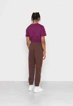 Adidas Originals Pant - Trainingsbroek - Auburn 9 Adidas Originals Pant - Trainingsbroek - Auburn -ZALANDO WINKEL 2d451827e0aa4056893371d044142bbf