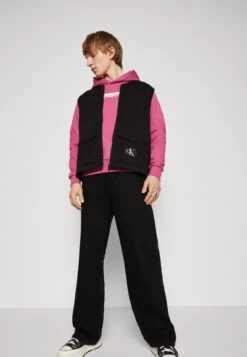 Calvin Klein Jeans Monologo Badge Vest - Bodywarmer - Black -ZALANDO WINKEL 516e8d7ec8f14a23bb29d259f275916b