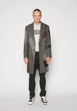 MOSCHINO Long Jacket - Mantel - Fantasy Grey 11 MOSCHINO Long Jacket - Mantel - Fantasy Grey -ZALANDO WINKEL 51f115af396440d99c771ba30c98626d