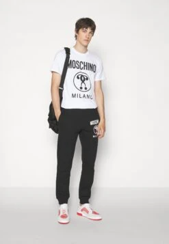 MOSCHINO Trousers - Trainingsbroek - Fantasy Black -ZALANDO WINKEL 59e82fb0fdd643cc9924664517b02c86