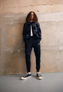 Nike Sportswear Club Pant - Trainingsbroek - Black/White -ZALANDO WINKEL 78e58c4b9cb94ae896135122b03df3ad