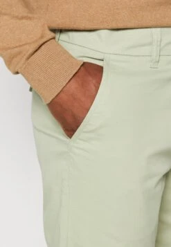 Chuck Regular Pant - Chino - Swamp 13 Chuck Regular Pant - Chino - Swamp -ZALANDO WINKEL b3bf6109fb3d4c189760263978f96a71