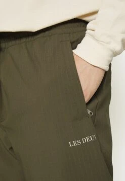 Les Deux Track Pants - Trainingsbroek - Olive Night -ZALANDO WINKEL c0f90b8d01d24077a86fca25f2c071f1