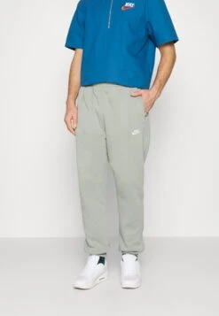 Nike Sportswear Club Pant - Trainingsbroek - Mica Green 12 Nike Sportswear Club Pant - Trainingsbroek - Mica Green -ZALANDO WINKEL c542119a40e6421fade3808f94226a35