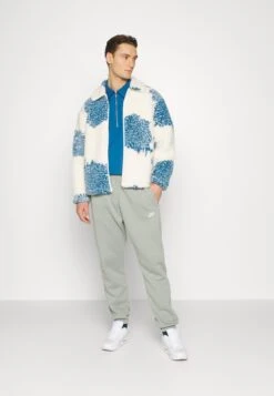 Nike Sportswear Club Pant - Trainingsbroek - Mica Green 10 Nike Sportswear Club Pant - Trainingsbroek - Mica Green -ZALANDO WINKEL c8129f40f88b49829e30d98e1eab8383