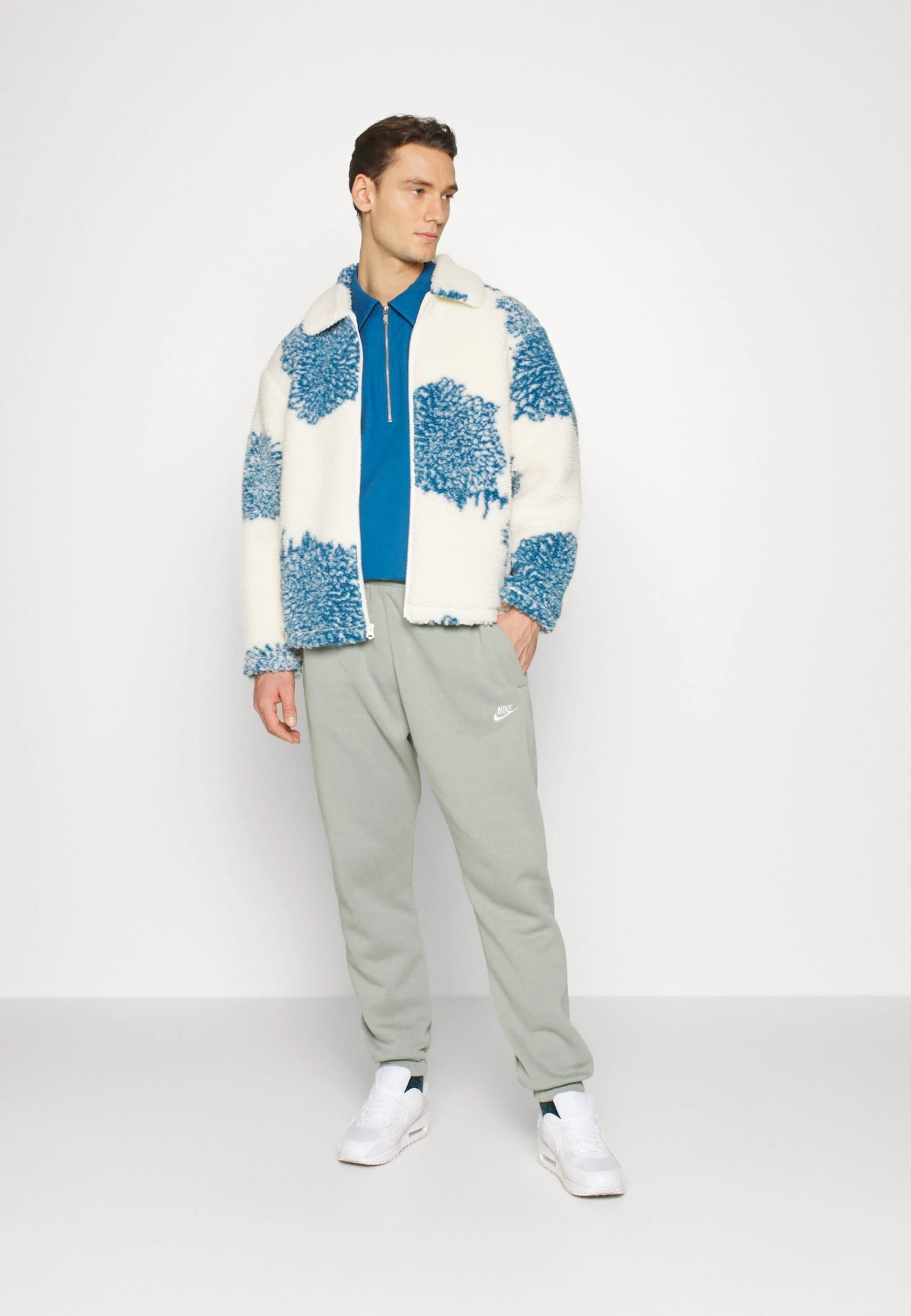 Nike Sportswear Club Pant - Trainingsbroek - Mica Green 4 Nike Sportswear Club Pant - Trainingsbroek - Mica Green - Afbeelding 2