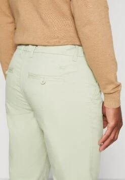 Chuck Regular Pant - Chino - Swamp 11 Chuck Regular Pant - Chino - Swamp -ZALANDO WINKEL db01d656d6be45e18ced06f7714f55b2