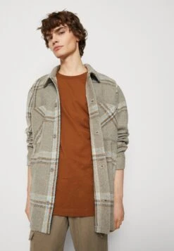 Sean John Script Logo Overshirt - Halflange Jas - Beige -ZALANDO WINKEL dc7cfde42cf04f20acf1abaf1fcc5462