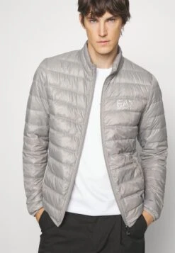 EA7 Emporio Armani Jacket - Gewatteerde Jas - Grigio Chiaro 12 EA7 Emporio Armani Jacket - Gewatteerde Jas - Grigio Chiaro -ZALANDO WINKEL e13a0e2ce75d4268bceb61b75ee9a0b2