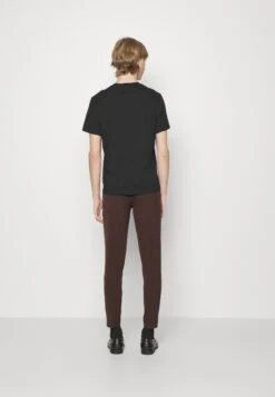 Lindbergh Slim Fit Club Pants - Broek - Deep Bordeaux -ZALANDO WINKEL f34641a6991545e8b195c5e02d99d7d2