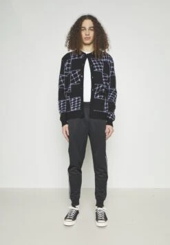 Nike Sportswear Club Pant - Trainingsbroek - Black/White -ZALANDO WINKEL f583b4ef4eaf47e7bc504f8683720289